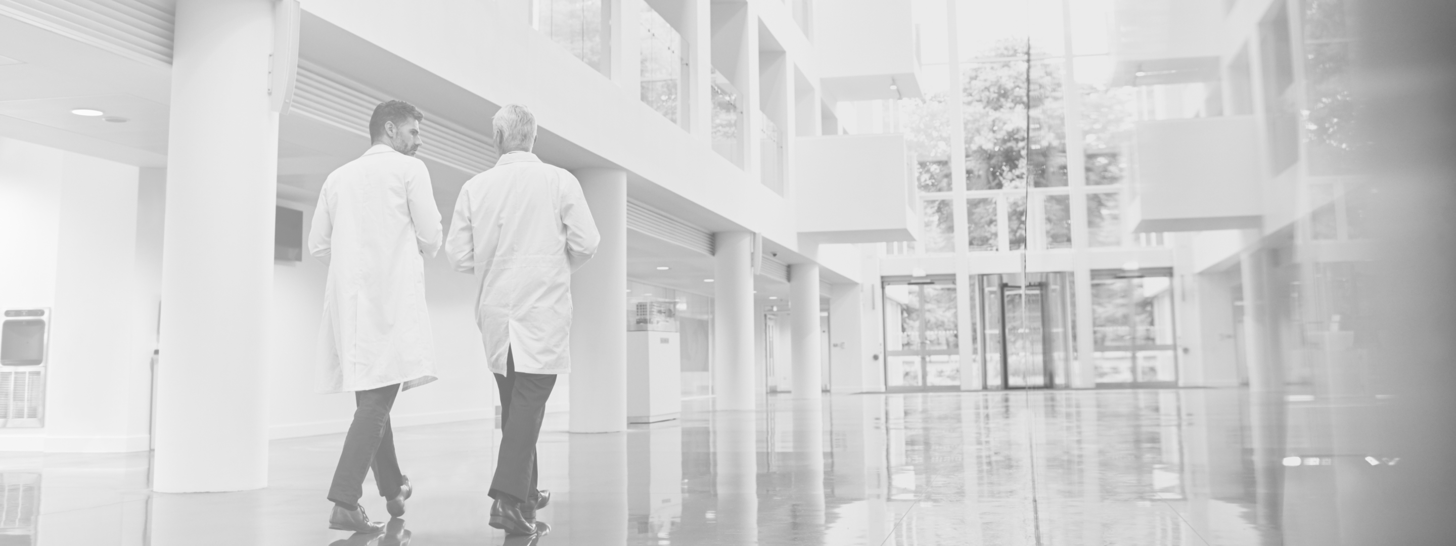 deux médecins se dirigent vers la sortie de l'immeuble